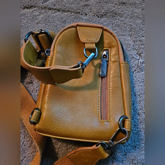 EUC Wrangler Crossbody Bag - Picture 5 of 5